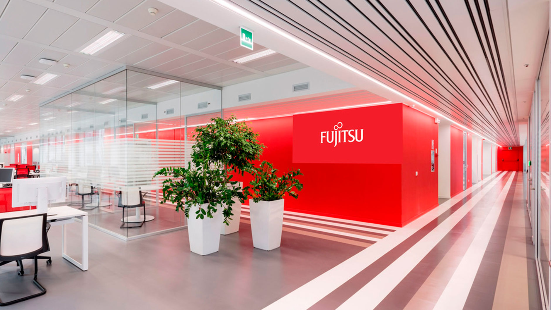 Главный офис Fujitsu находится в Токио, Япония. Компания работает в более чем 70 странах и имеет клиентов в более сотни стран, а также может похвастаться партнёрствами c гигантами вроде Microsoft или Siemens