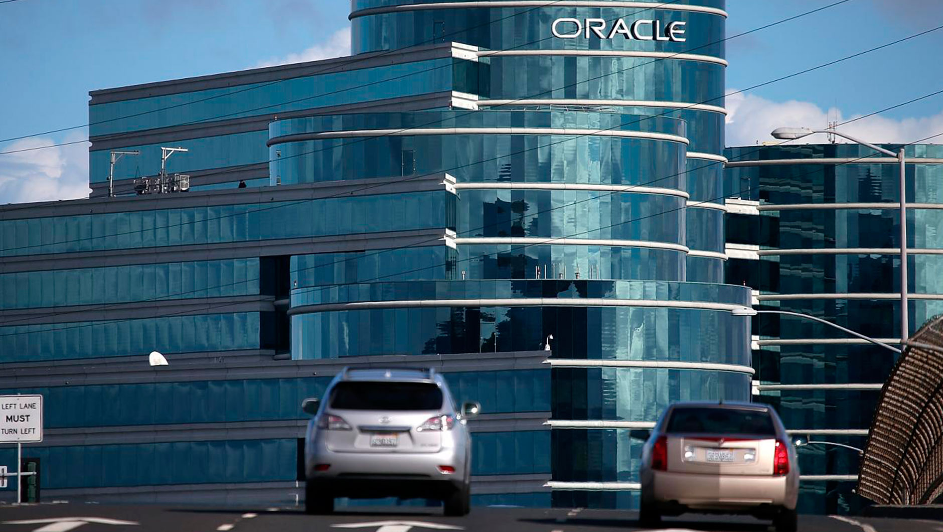 Клиентская база Oracle довольно внушительна - 400 тысяч клиентов из 175 стран мира. Штаб-квартира компании находится в Редвуд-Сити, Калифорния, США