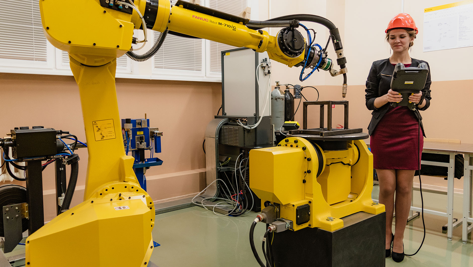 На фото новое приобритение раборатории машиностроительного профиля - робототехнический комплекс сварки