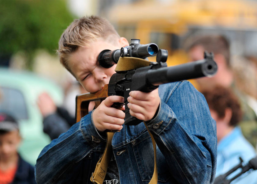 Школьников научат стрелять из автомата Калашникова: два новых факультатива для белорусских школьников