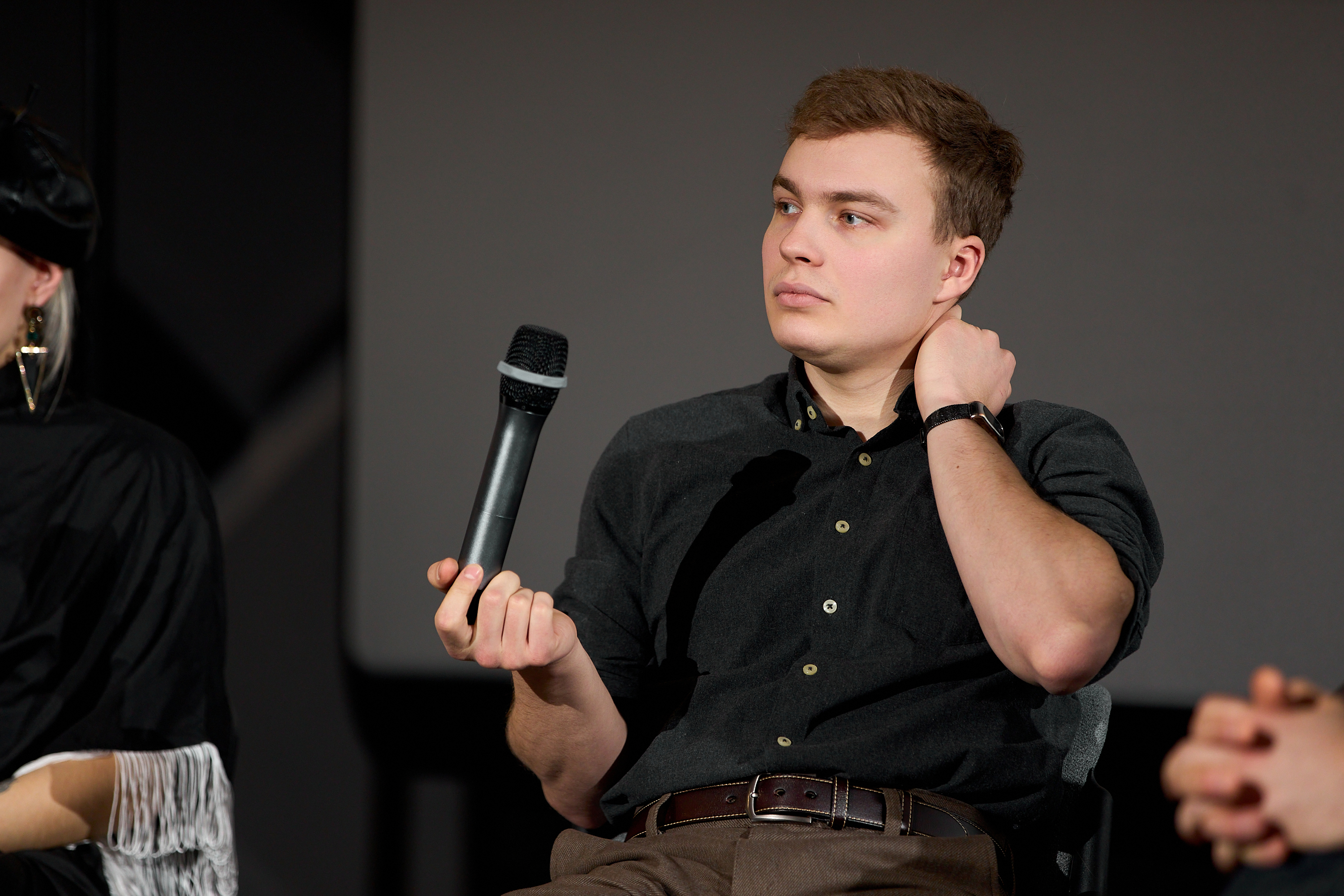 Николай Пилбшов на презентации фильма рассказывает о своем опыте "тролля".