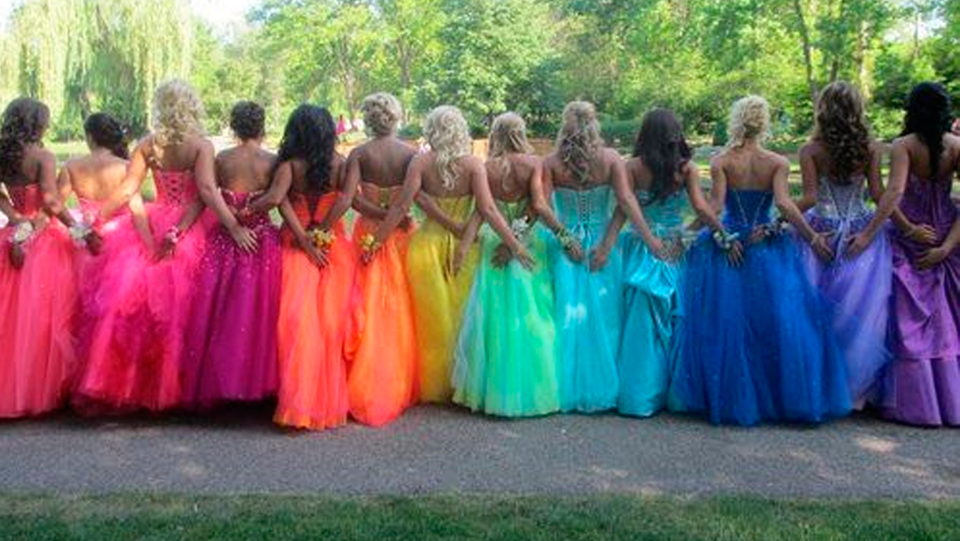 Почему бы не сделать радугу из разноцветных платьев? Само по себе позитивно смотрится
