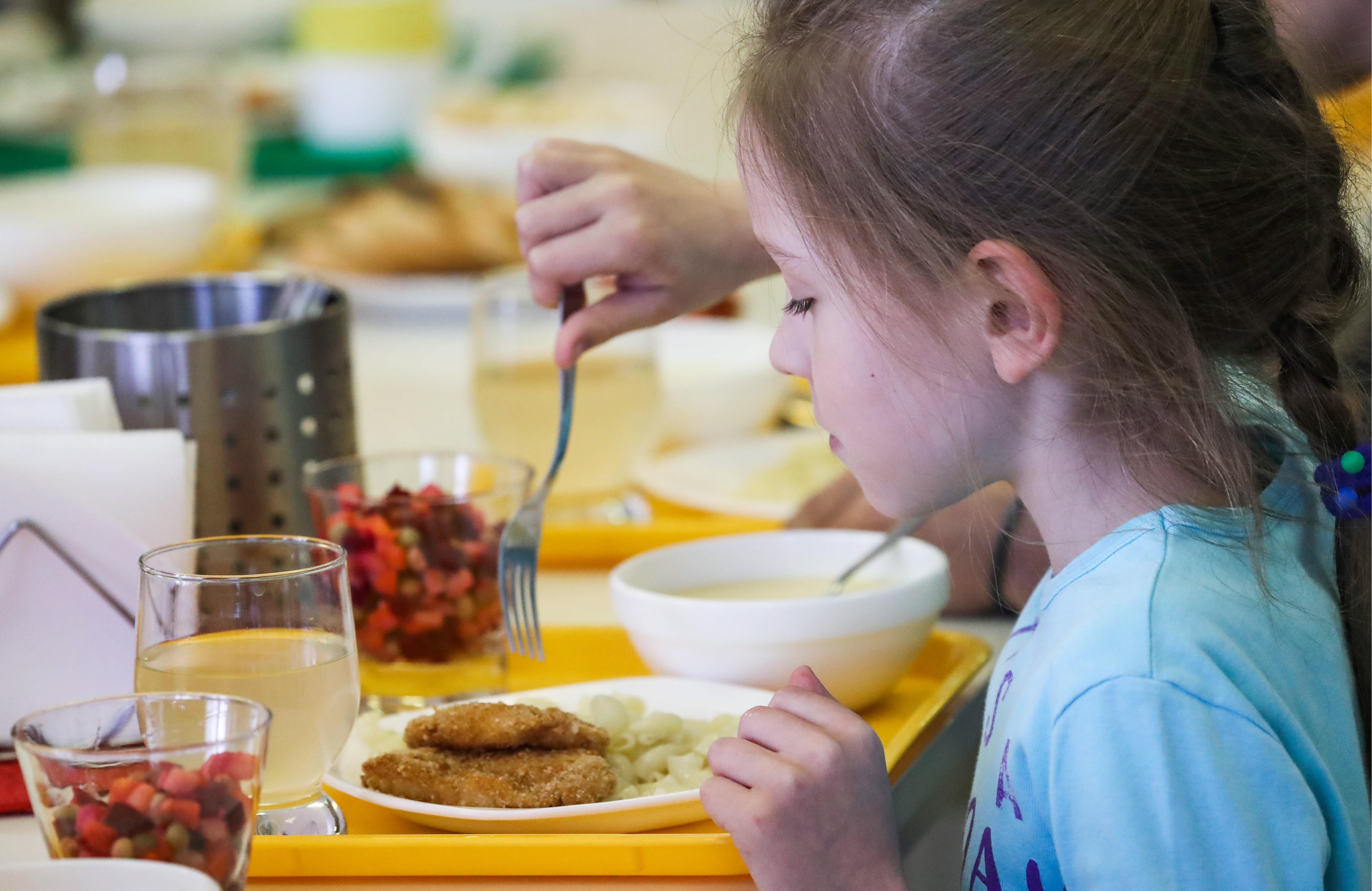 Питание дети оплата питания. Питание в школе. Дети в школьной столовой. Обед в школе. Питание детей в школе.