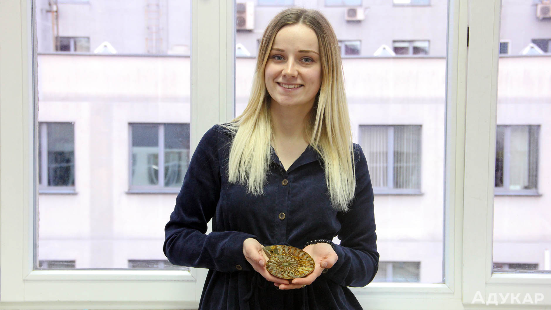 У Ольги в руках древний ископаемый моллюск - аммонит